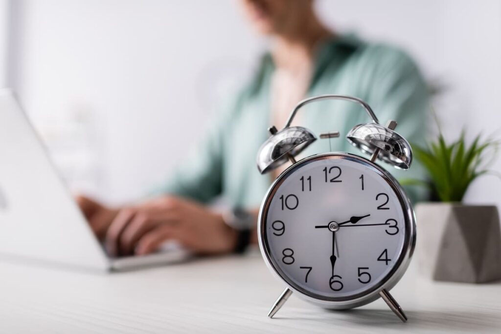Découvrez pourquoi le SEO demande du temps et comment optimiser vos efforts pour des résultats durables et efficaces.